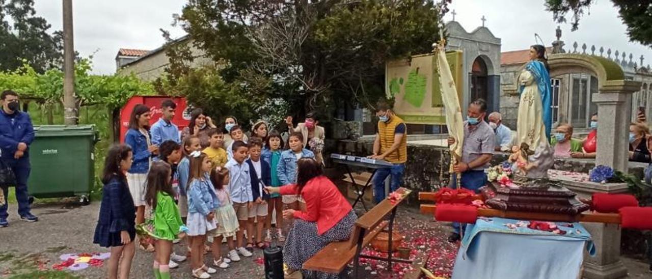 Momento en el que los niños recitan sus poemas a la Virgen.   | // CEDIDA