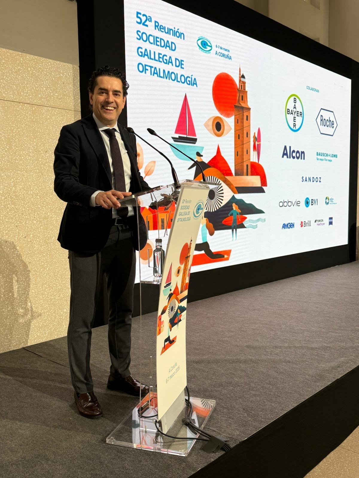 José Manuel Abalo Lojo durante la reunión de los oftalmólogos gallegos.