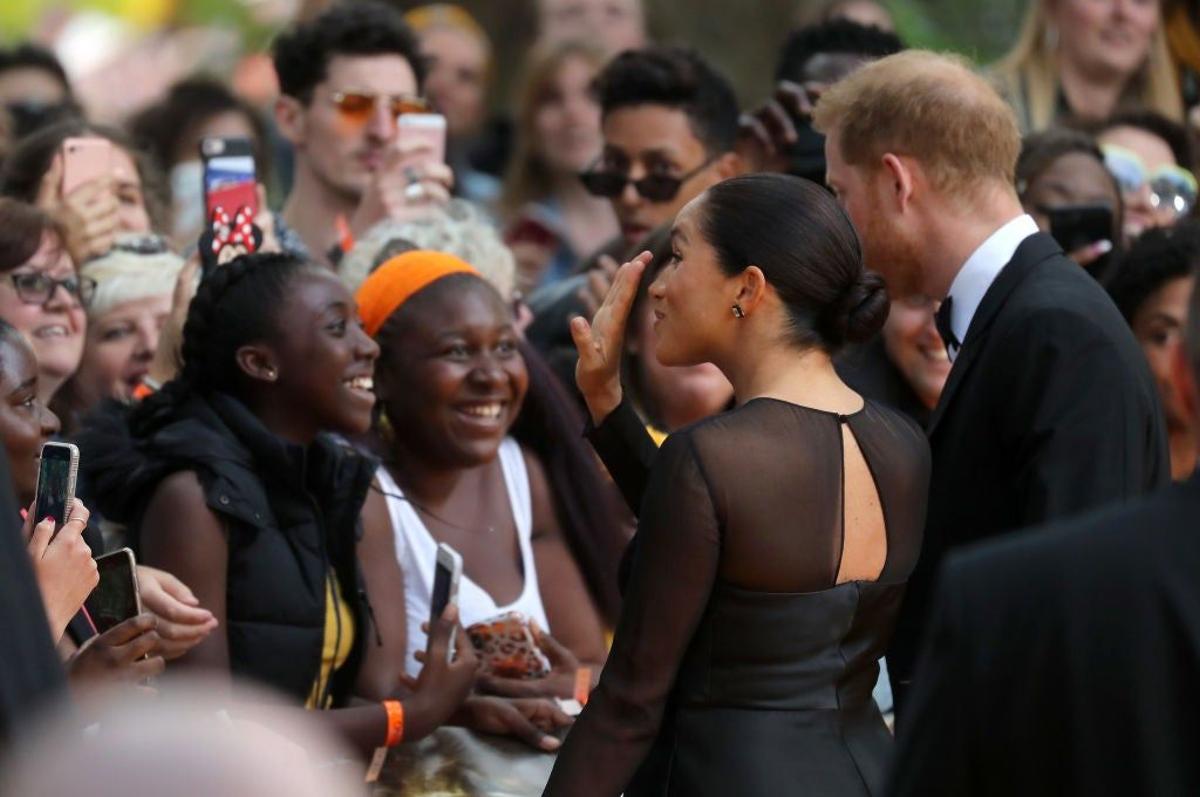 Los Duques de Sussex saludan a los fanáticos