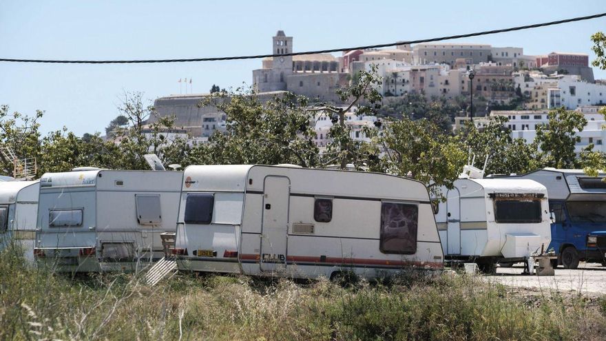 Caravanas estacionadas en la zona de es Gorg, cerca del puerto de Eivissa. | SERGIO G. CAÑIZARES/EFE