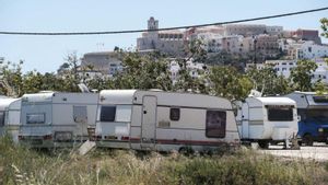 Caravanas estacionadas en la zona de es Gorg, cerca del puerto de Eivissa. | SERGIO G. CAÑIZARES/EFE