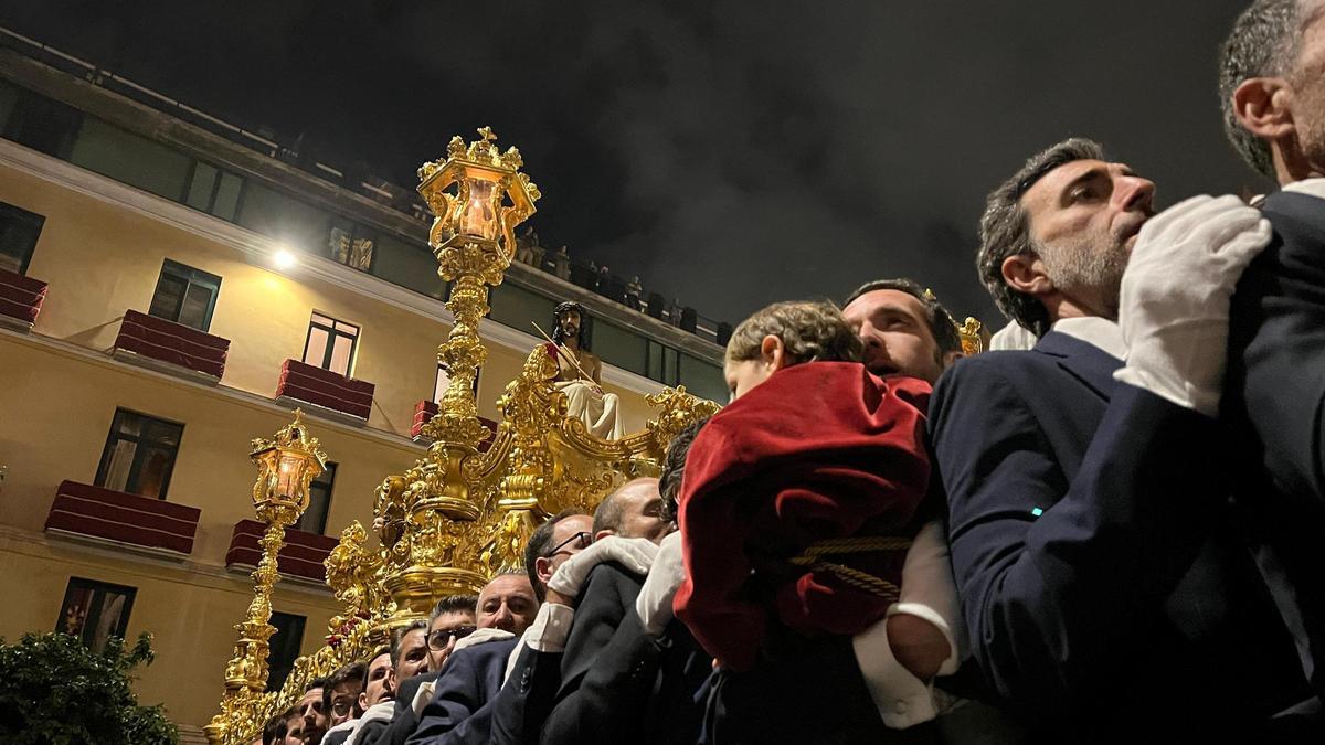 Pablo, portador del Coronado de Espinas, lleva a su hijo en brazos. La tradición, desde pequeños.