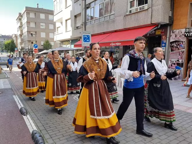 Lugones celebra su desfile y muestra folclórica