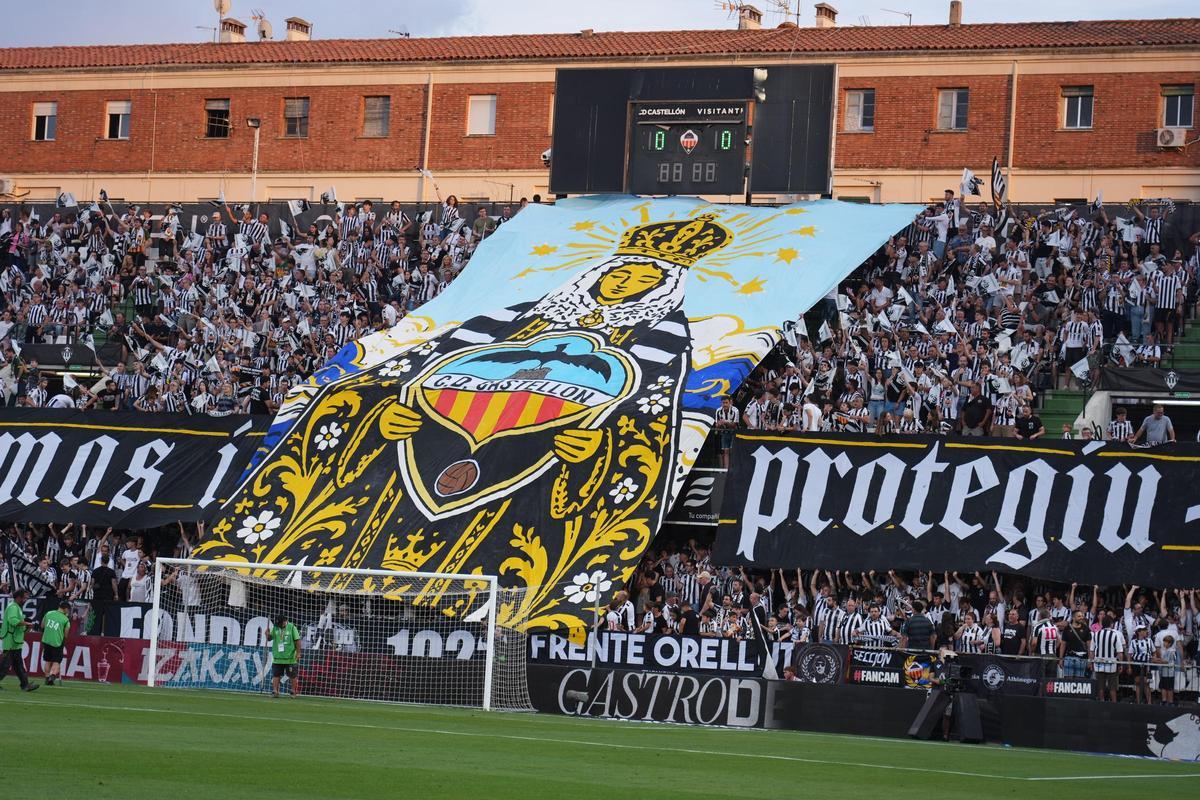 Tifo en Gol Sur.