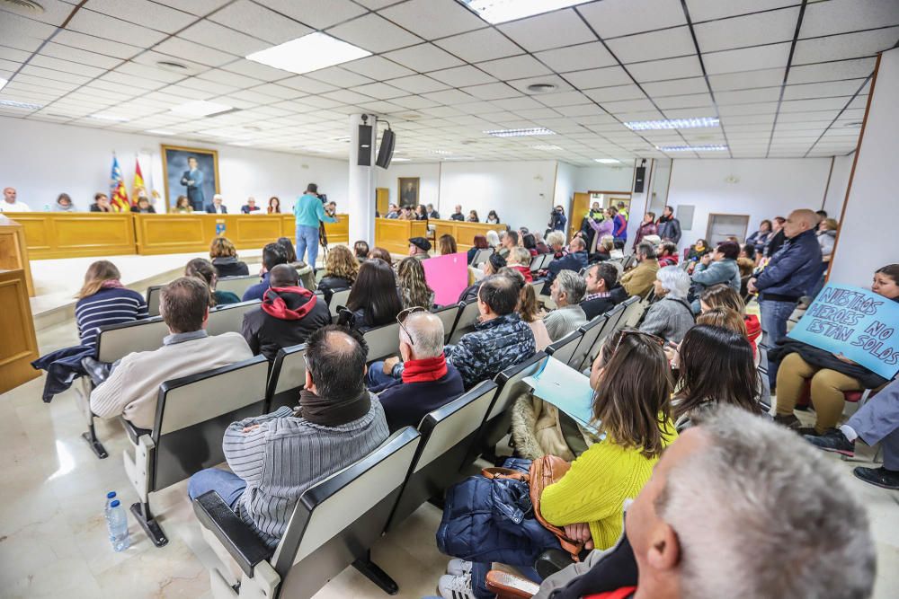 El pleno aprueba los presupuestos de Torrevieja en medio de una protesta de APANEE