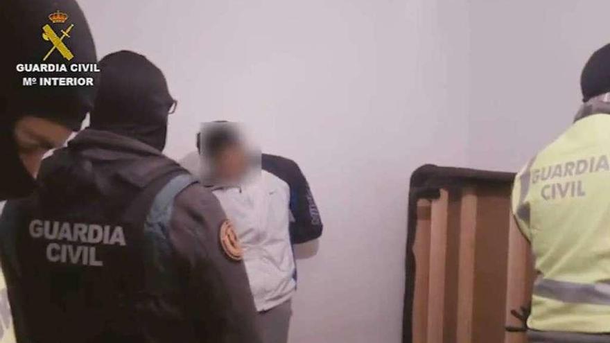 Agentes de la Guardia Civil con el detenido el lunes en Arteixo, en su vivienda.