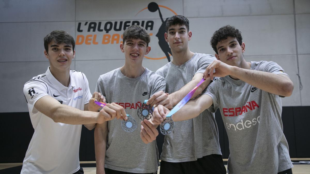 Lucas Marí, Sergio de Larrea , David Barberá y Pablo Navarro, con sus medallas del Mundial Sub-17 en la Alqueria del Basket