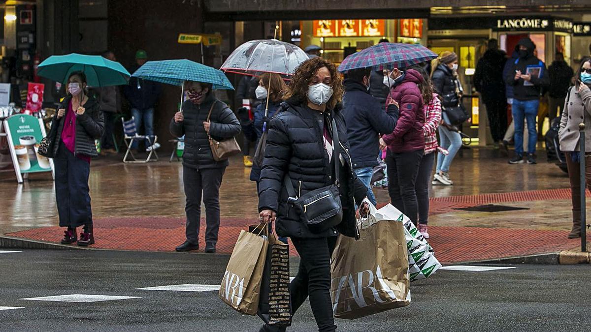 Sin aglomeraciones en el primer día de rebajas de El Corte Inglés e Inditex, y colas para aparcar.  | HÉCTOR FUENTES