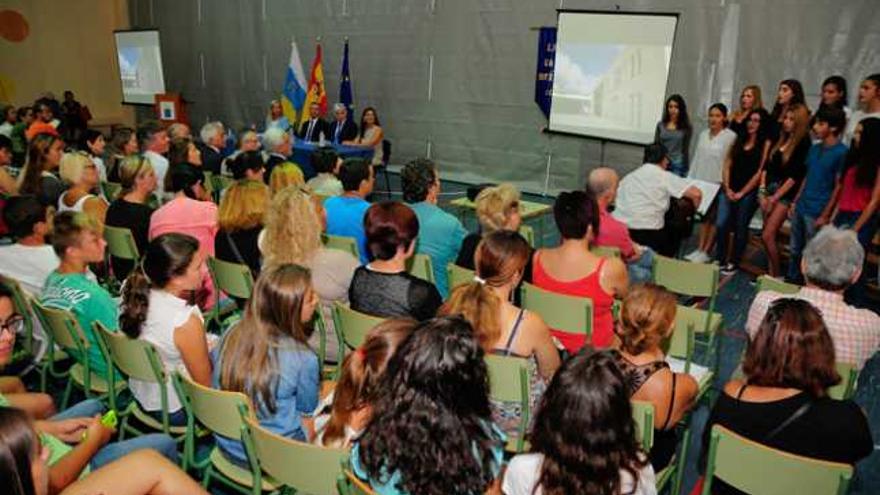 Paulino Rivero y José Miguel Pérez en la mesa del fondo, en el acto de apertura del curso en el IES Santa Brígida. | sabrina ceballos