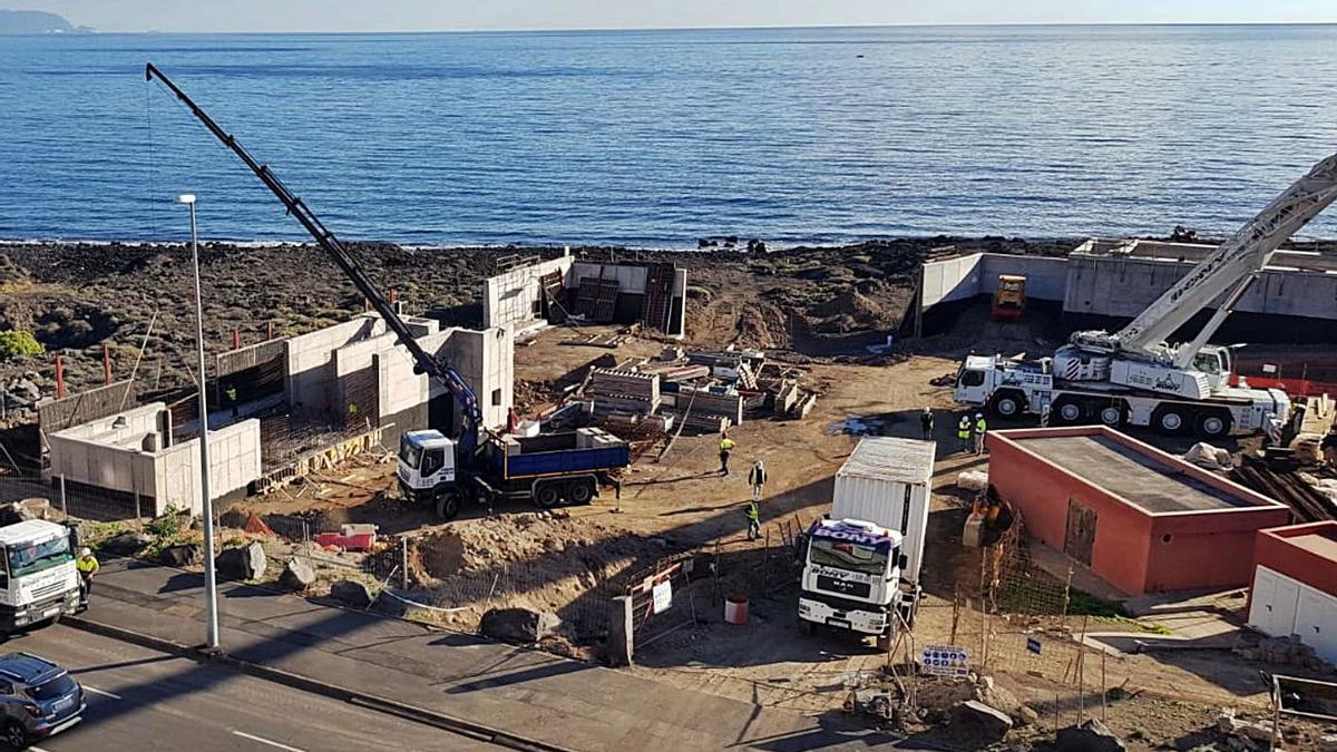 Obras en el Polígono de Güímar para la evacuación de aguas residuales industriales.