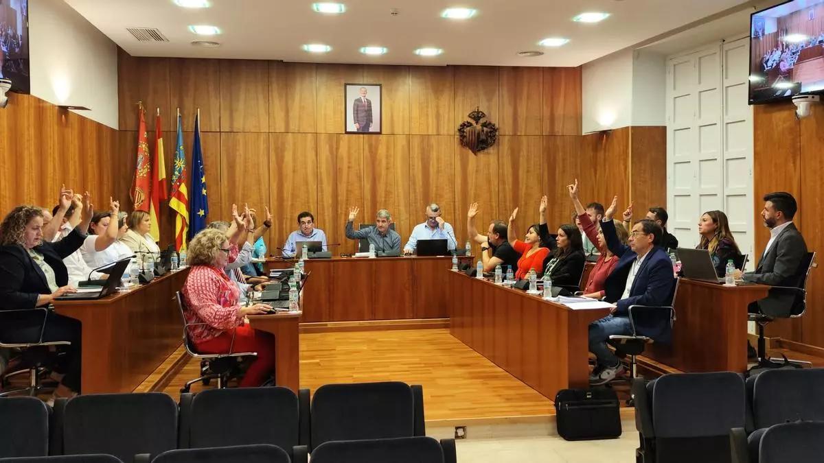 Los concejales de PP y PSOE votando en el pleno a favor de la subida de la tasa
