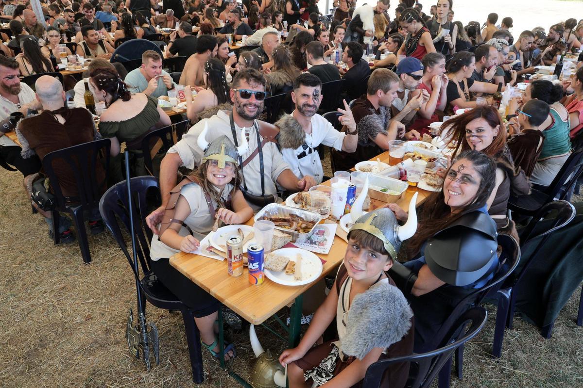 Asistentes al Xantar Vikingo celebrado en las Torres de Oeste de Catoira, donde mañana se celebra el Desembarco de la Romería Vikinga.