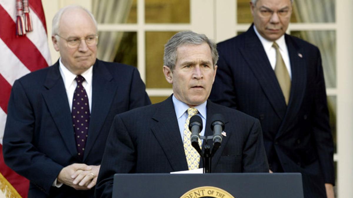 George Bush, flanqueado por el entonces vicepresidente Dick Cheney (izquierda) y el secretario de Estado Colin Powell, en marzo del 2002.