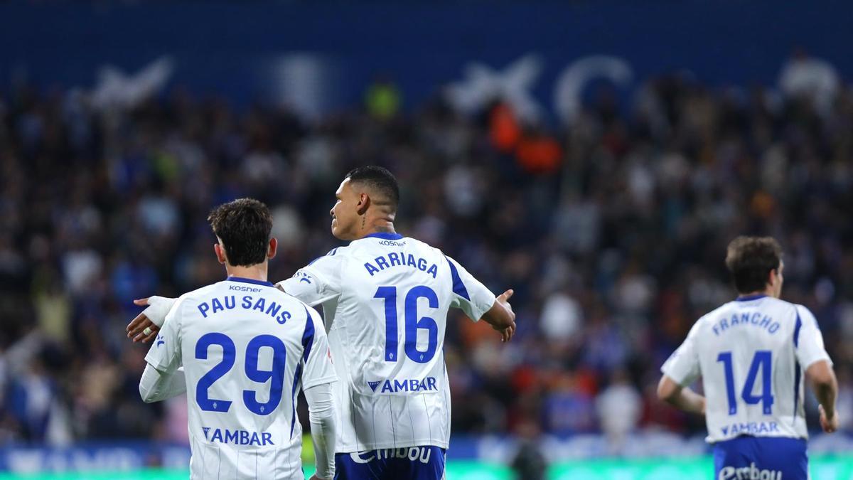 Arriaga, tras marcar y junto a Pau Sans.