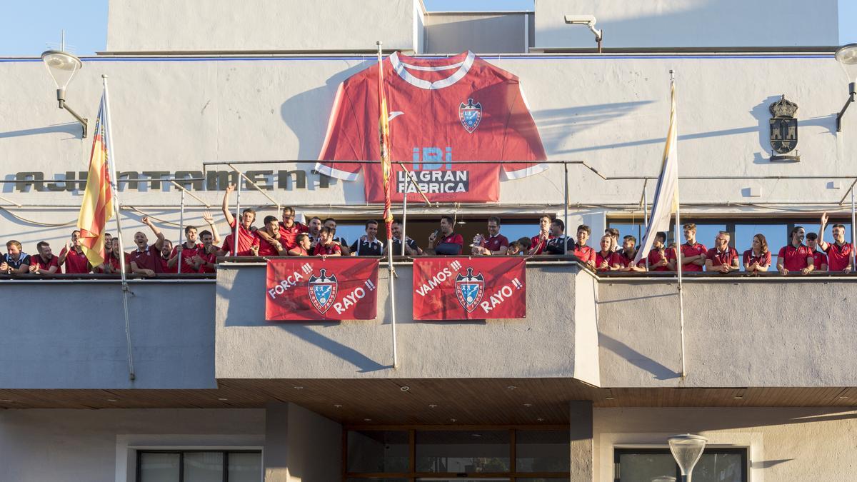 Los futbolistas saludando al público desde el balcón del Ayuntamiento.