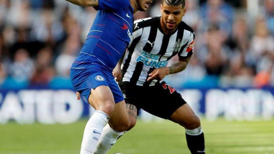 Hazard protege la pelota ayer contra el Newcastle.