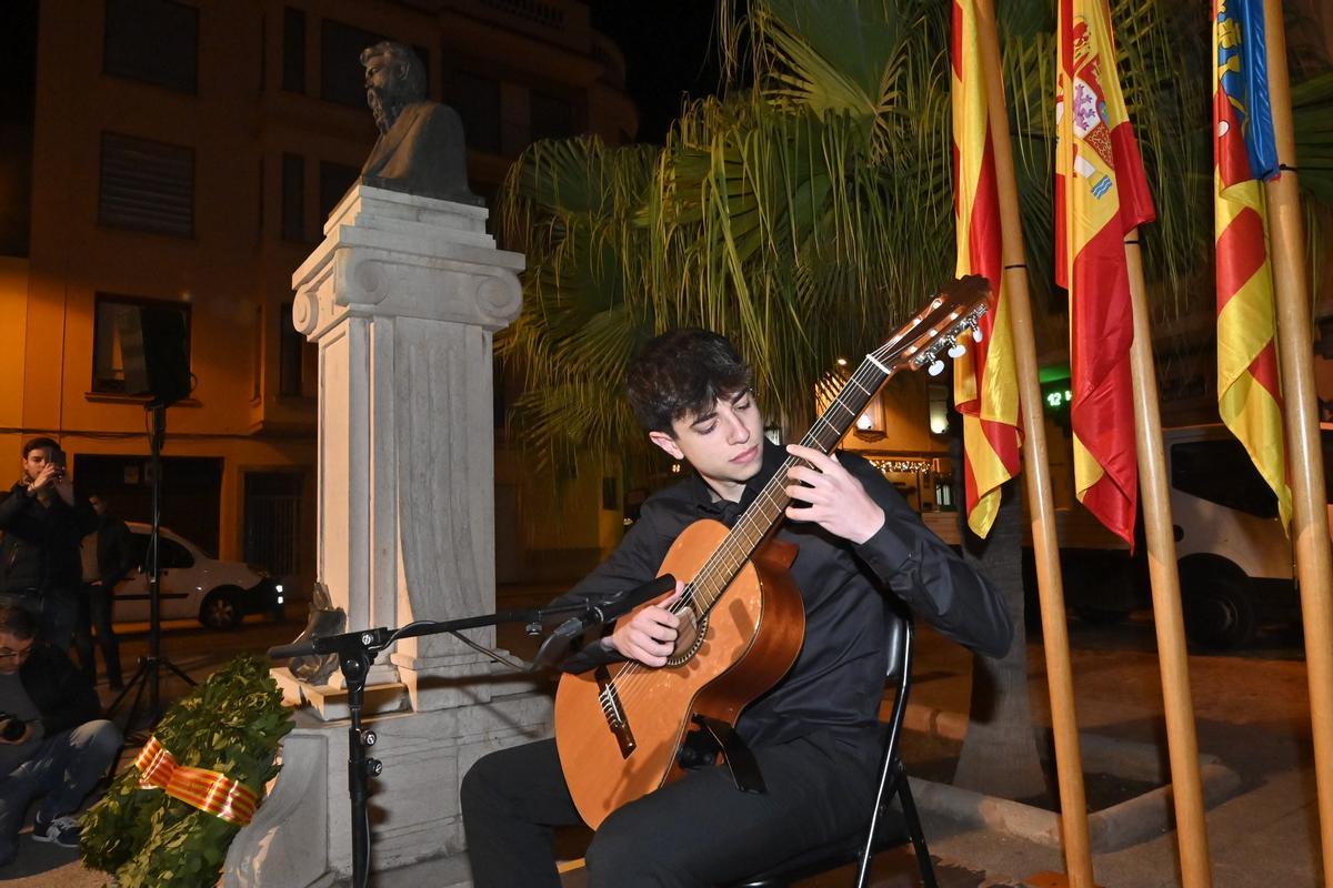 Actuació a la plaça de Bayarri d'Alejandro del Pino, alumne del Conservatori Mestre Goterris.