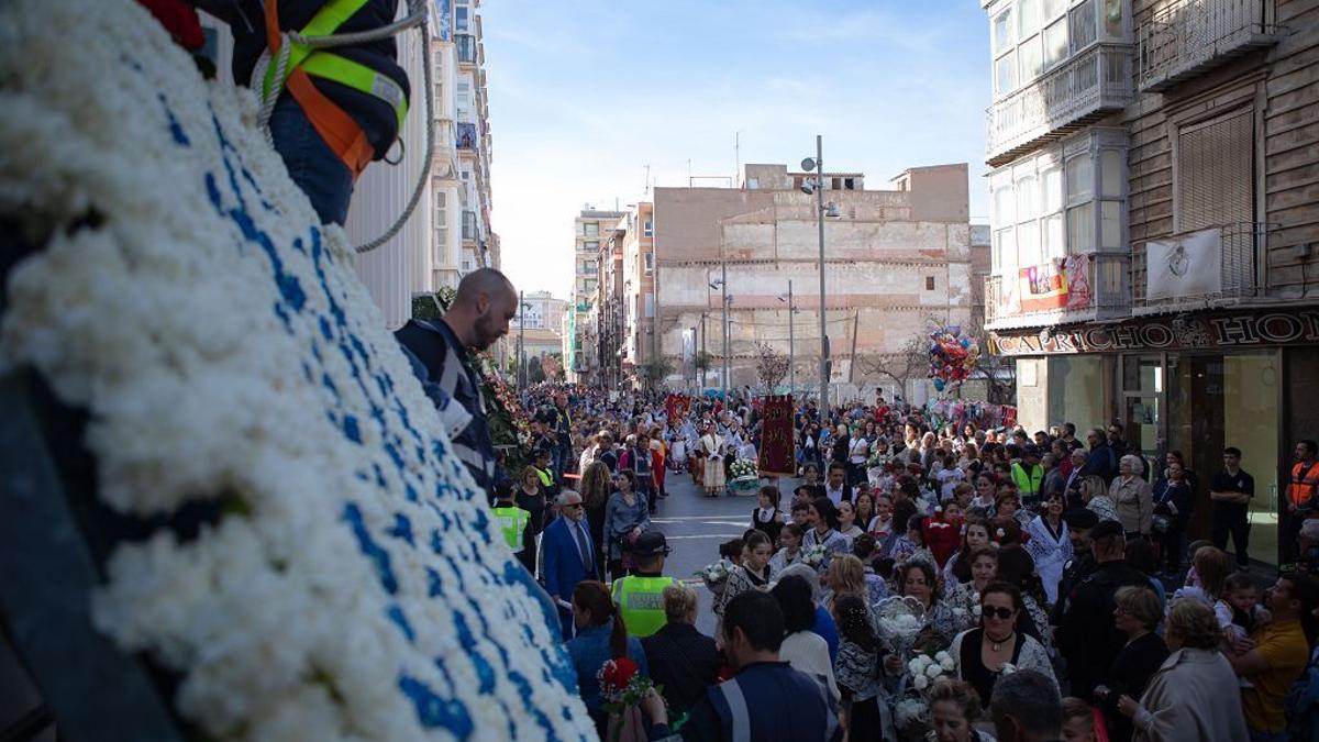 Un instante de la ofrenda floral a la patrona celebrada el año pasado.