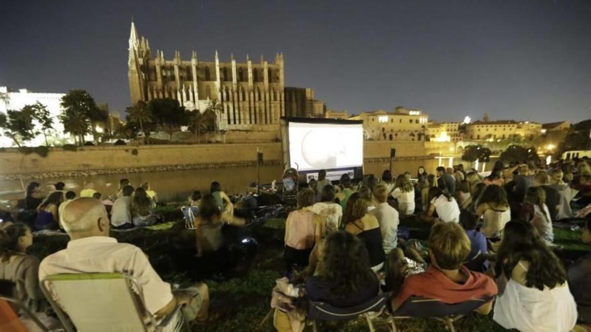 El ciclo de Cinema a la Fresca ha pasado por varios escenarios, com el de ses Voltes: este año se celebrará en los parques de ses Estacions y de sa Feixina