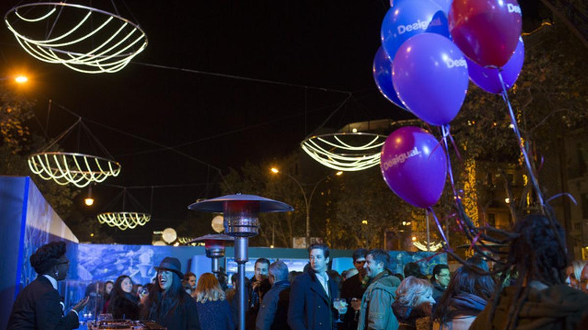 El ambiente de tiendas festivo en la 'Shopping night' de Barcelona. ALBERT BERTRAN