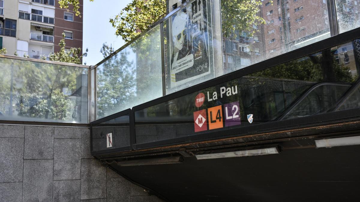Boca de metro de La Pau, en Barcelona.