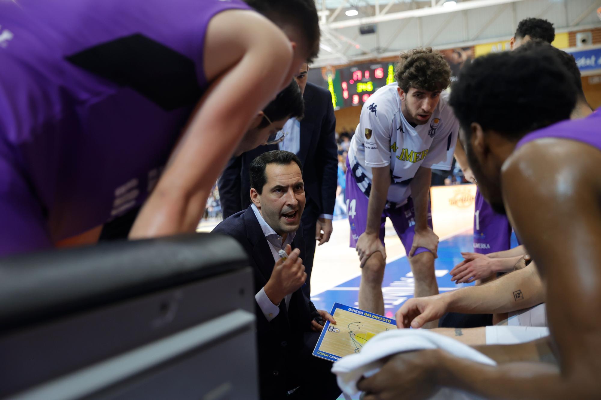 Día histórico en Pumarín: el Alimerka Oviedo gana (68-66) al Estudiantes y da un paso hacia la permanencia