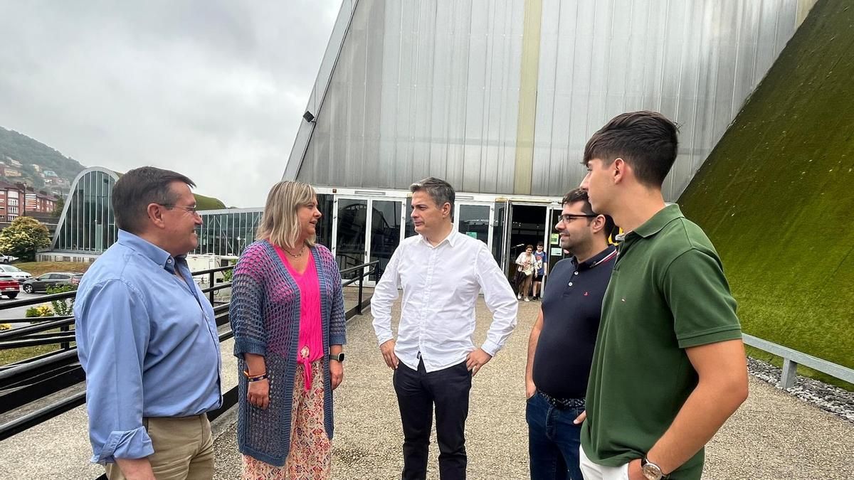 Representantes del PP de Asturias y de Langreo a la entrada del Juan Carlos Beiro.