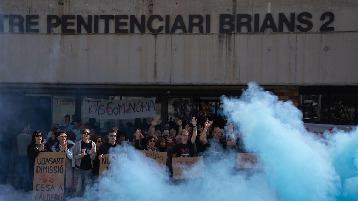 Funcionarios protestan con carteles durante una concentración frente al Centro Penitenciario Brians 2, a 22 de marzo de 2024, en Sant Esteve de Sesrovires, Barcelona, Catalunya (España).