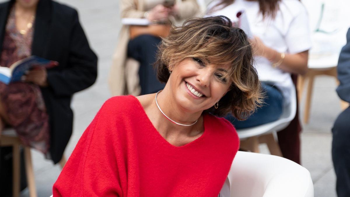 La periodista y presentadora Sonsoles Ónega durante una manifestación silenciosa para reivindicar la “rebeldía de leer”, en la plaza de Pedro Zerolo