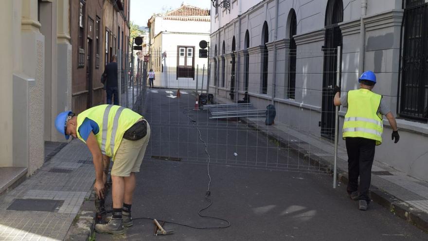 Unos operarios trabajando en la calle Rodríguez Moure al comienzo de las tareas de peatonalización.