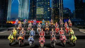 Los pilotos de MotoGP, antes las Torres Petronas, de Kuala Lumpur