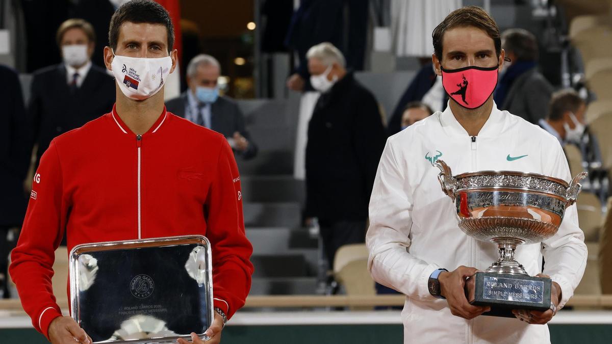 Nadal posa junto a Djokovic en la ceremonia de entrega de trofeos.