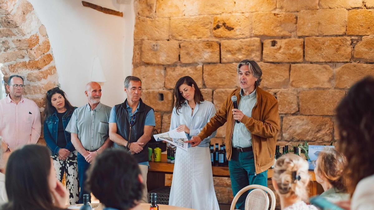 Los productores de aceite, la periodista gastronómica Marina Vega y el historiador Javier Calvo