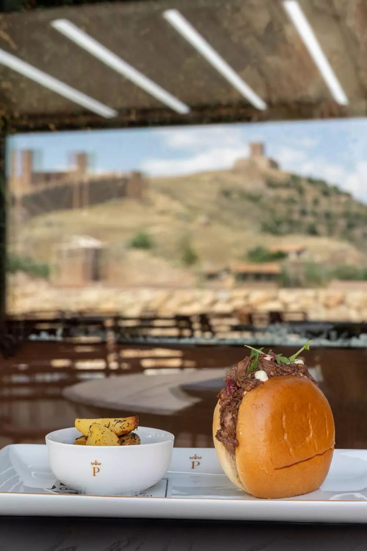 Se han implementado unas grandes cristaleras en los salones y comedores para que no pierdas de vista del castillo ni un momento, sea de noche o de día.