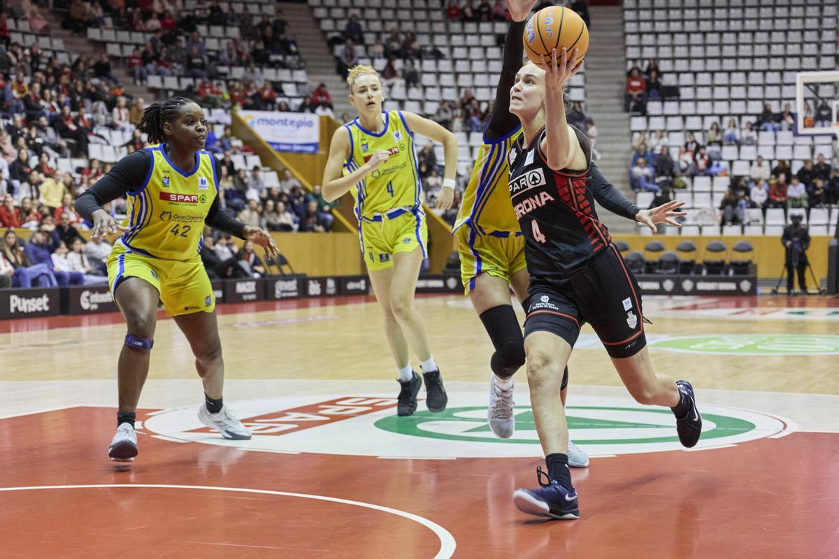 Merceron, al fons amb el dorsal 4 del Gran Canària, en el partit de Fontajau el gener passat