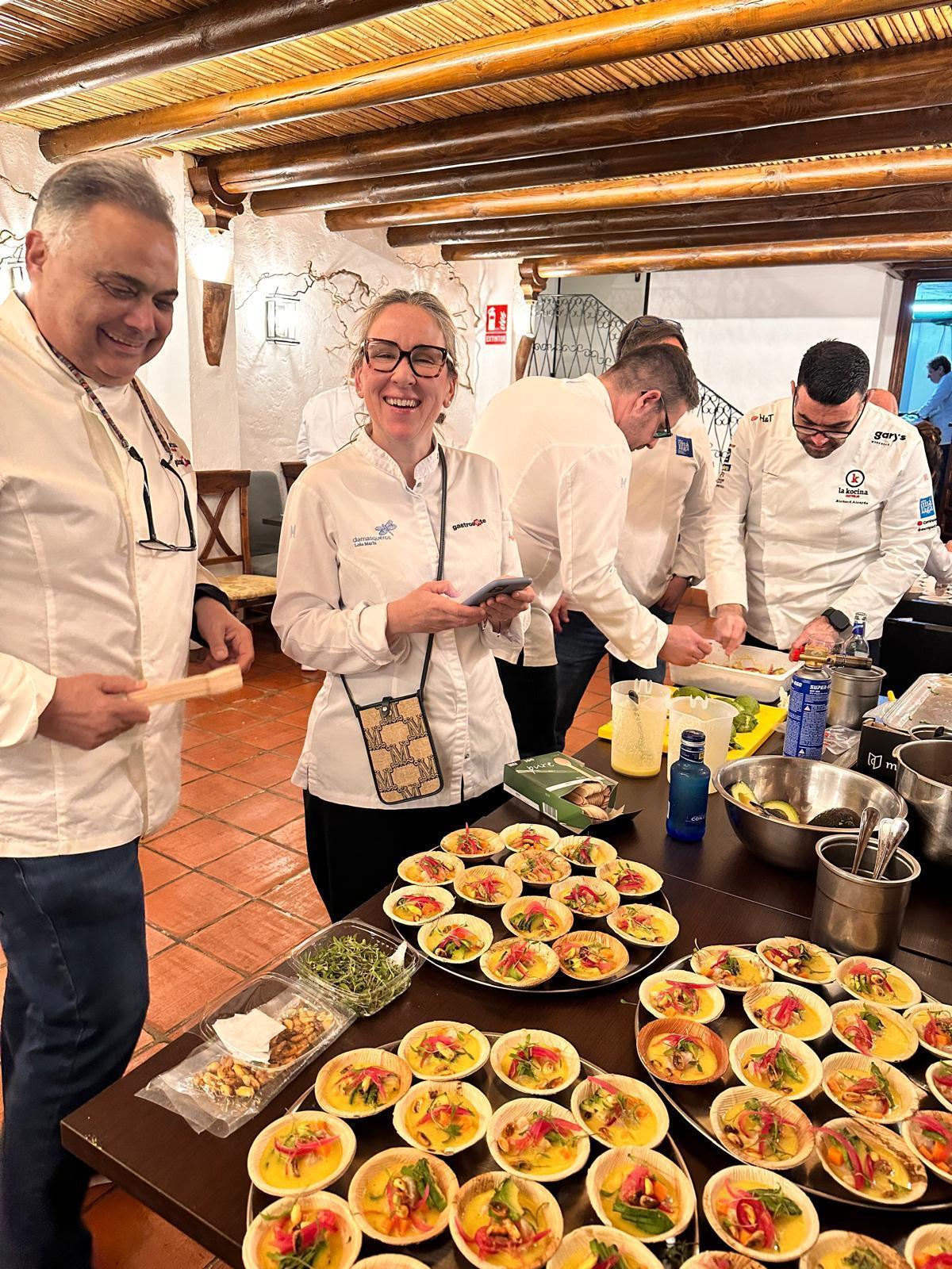 Jordi Bataller y Lola Marín Huete y de espaldas, Vicent Guimerá y Richard Alcayde, en ‘Arte de Cozina', Antequera.