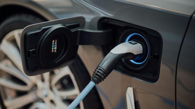 El 72% de los vehículos matriculados en 2026 ya son eléctricos o híbridos, diez puntos más que hace un año