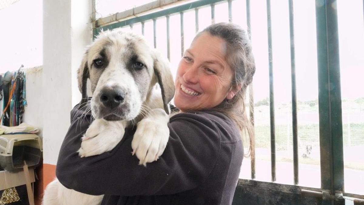 Laura Varaldi, gestora del refugio municipal, posa con el animal.