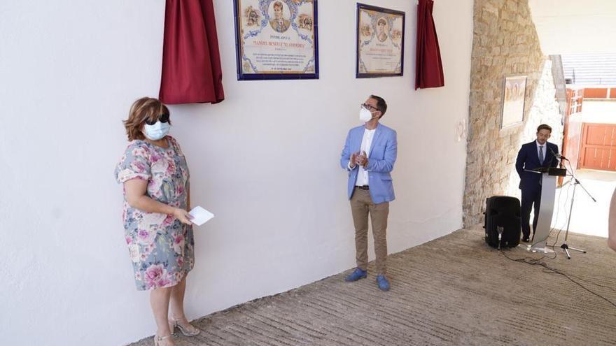 Pozoblanco dedica dos azulejos conmemorativos a los toreros Ignacio Sánchez Mejías y El Cordobés