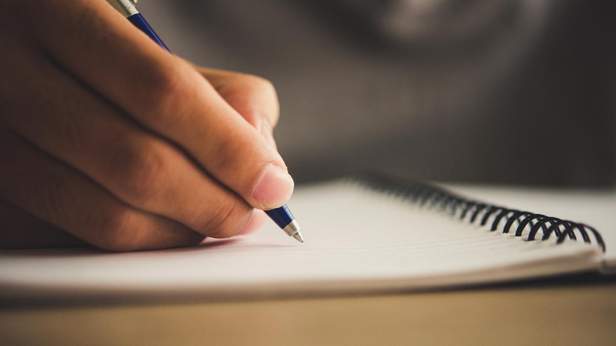Una persona escribe en un cuaderno