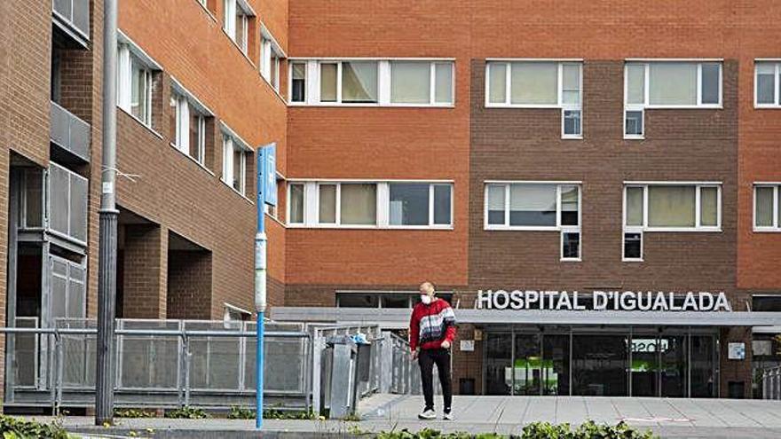 Una persona davant de l&#039;Hospital d&#039;Igualada