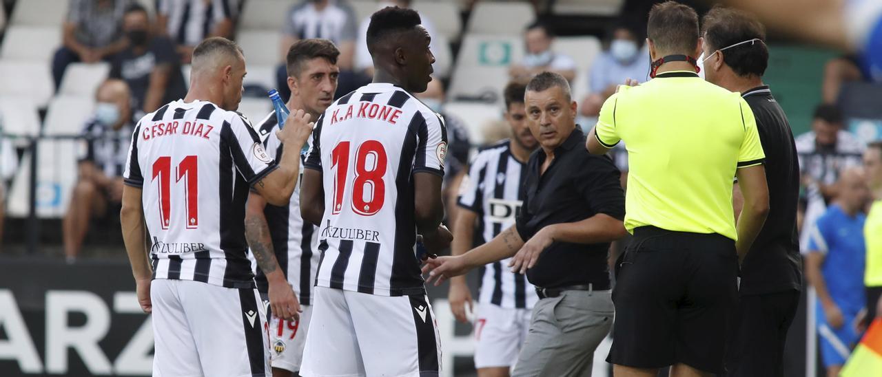 El cuarto árbitro advierte a Sergi Escobar, al dirigirse a sus jugadores, en un partido disputado en el Estadio Castalia.