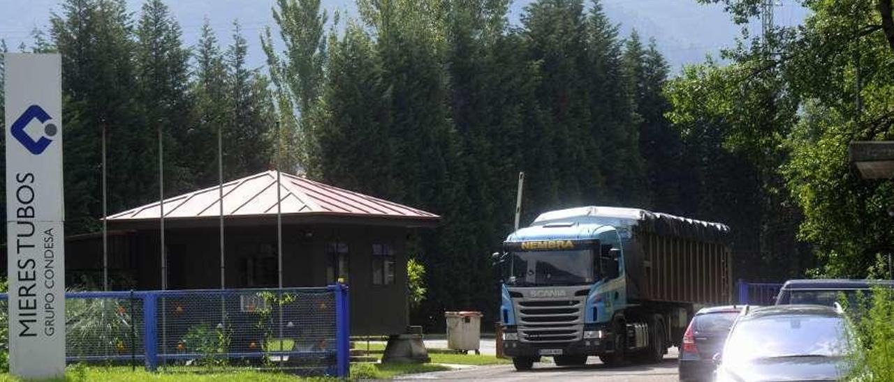 La entrada de la factoría de Mieres Tubos, la antigua Perfrisa.