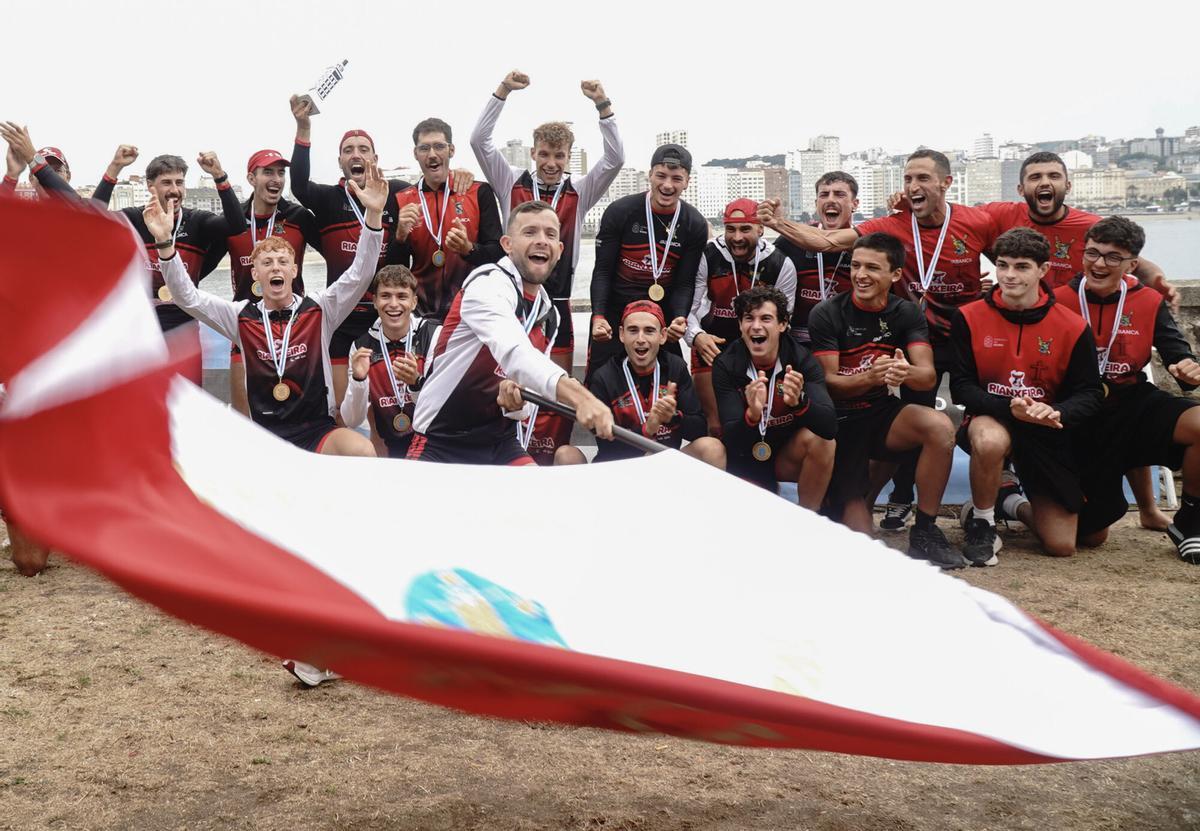 El CR Cabo da Cruz, en la categoría masculina, y el CR Salgado-Perillo, en la femenina resultaron ganadores del Trofeo Teresa Herrera de Traineras disputado este fin de semana en la ensenada del Orzán. El CR Cabo da Cruz, en la categoría masculina, y el CR Salgado-Perillo, en la femenina resultaron ganadores del Trofeo Teresa Herrera de Traineras disputado este fin de semana en la ensenada del Orzán.