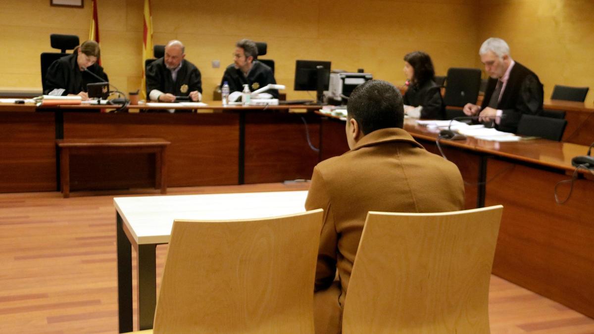 De espaldas, el hombre condenado por violar a una joven en Vilafant