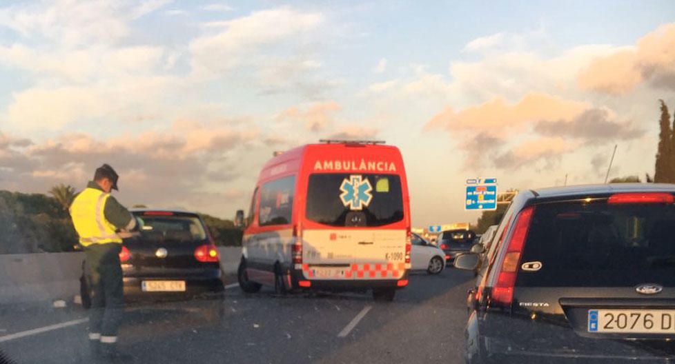 Atascos por cuatro accidentes en la autopista de Inca