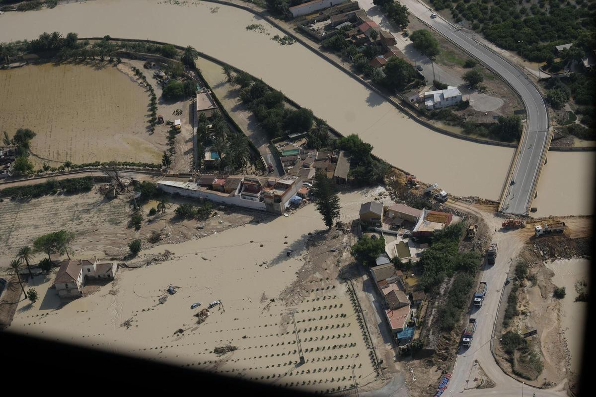 Trabajos de reparación de las dos roturas de la mota en Almoradí, junto al puente de Algorfa, captadas desde un helicóptero en septiembre de 2019