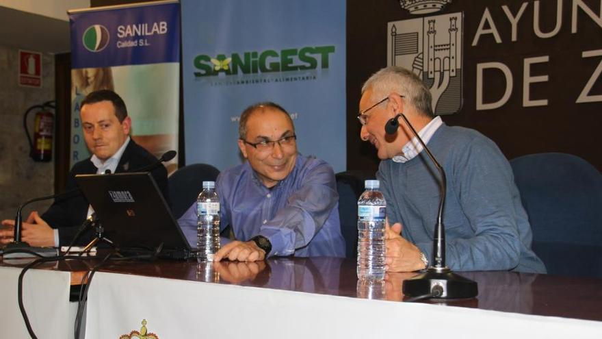 Fernando, Javier y José Ignacio, responsables técnicos de Sanigest, en una jornadas informativas impartidas a sus clientes. |