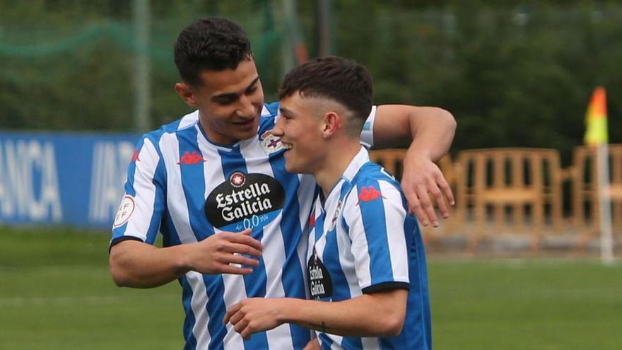 Brais Val y Kevin Sánchez celebran un gol en Abegondo. |  // IAGO LÓPEZ