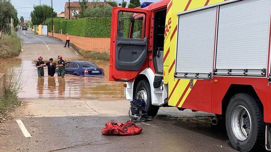 Los bomberos  del CPBC rescatando a una mujer de un coche